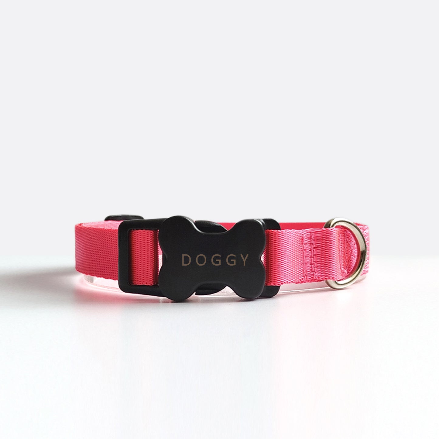 COLLAR EN REATA FUCSIA